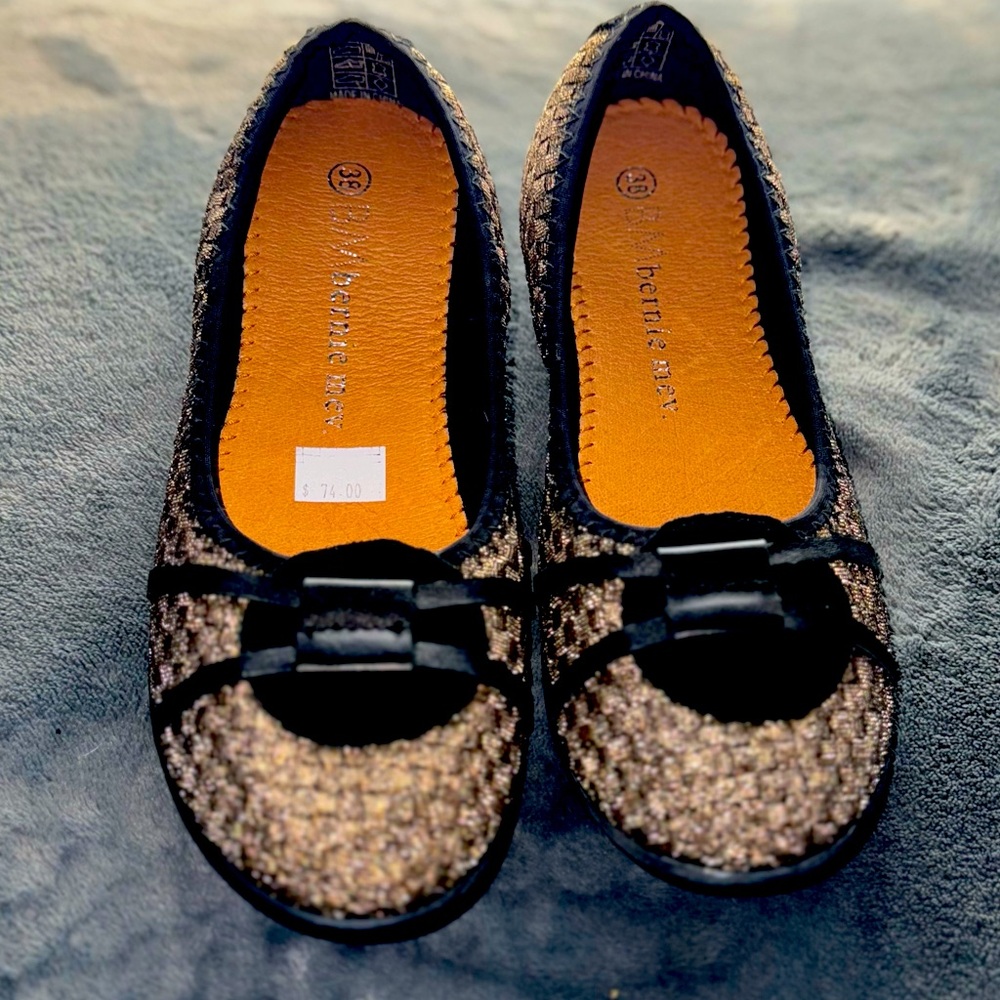 BM Bernie mev. Woman Flats Shoes size 38 Euro/7.5 USA Black and Gold NWT